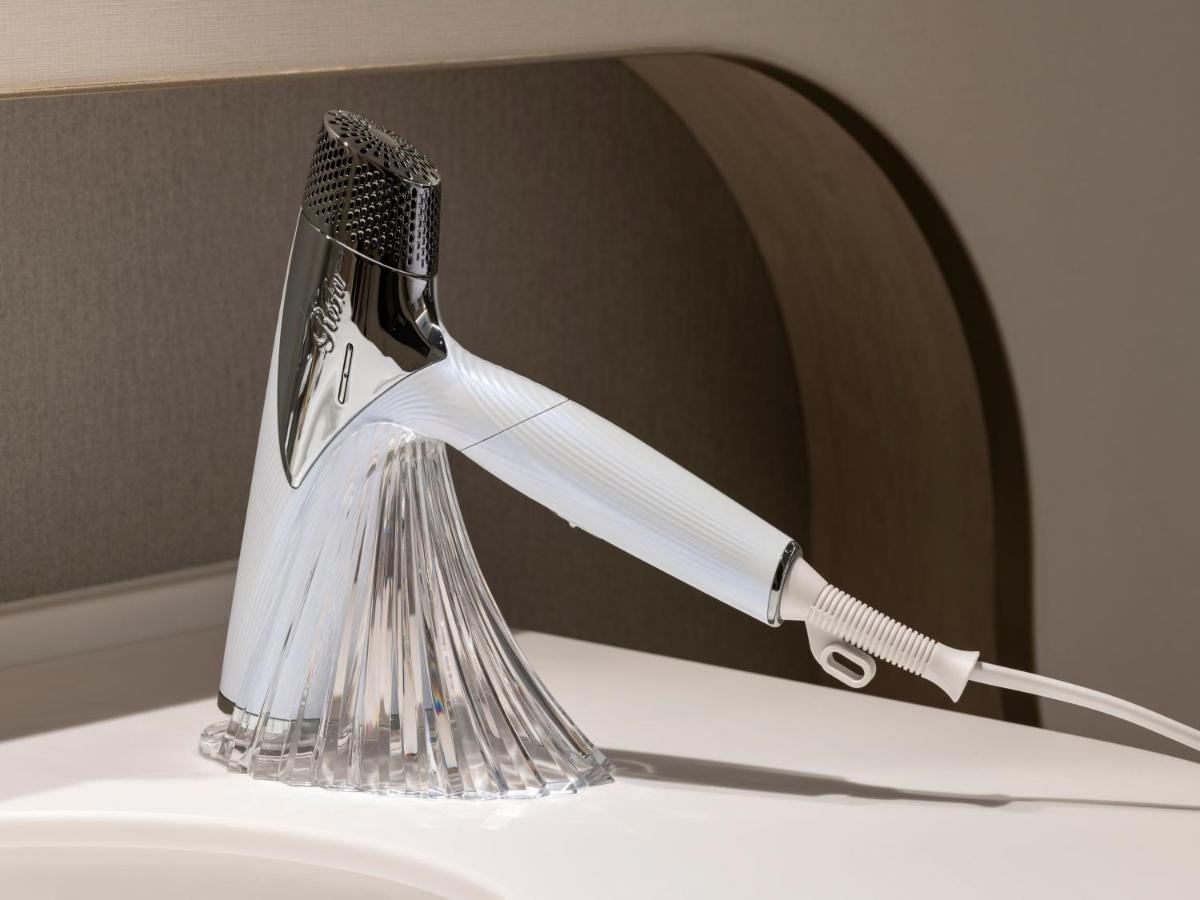 Mitsui Garden Hotel Yokohama Minatomirai Premier ภายนอก รูปภาพ A hair dryer