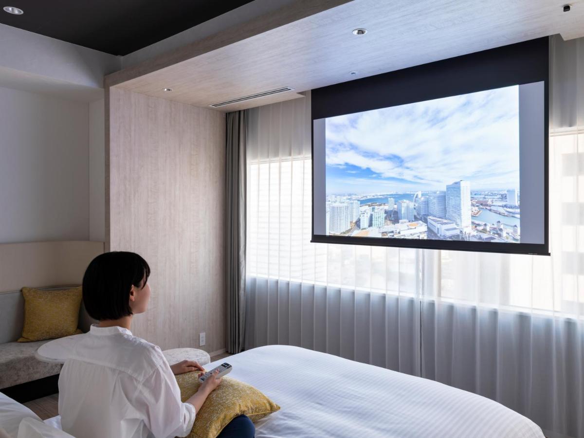 Mitsui Garden Hotel Yokohama Minatomirai Premier ภายนอก รูปภาพ A motorized projection screen