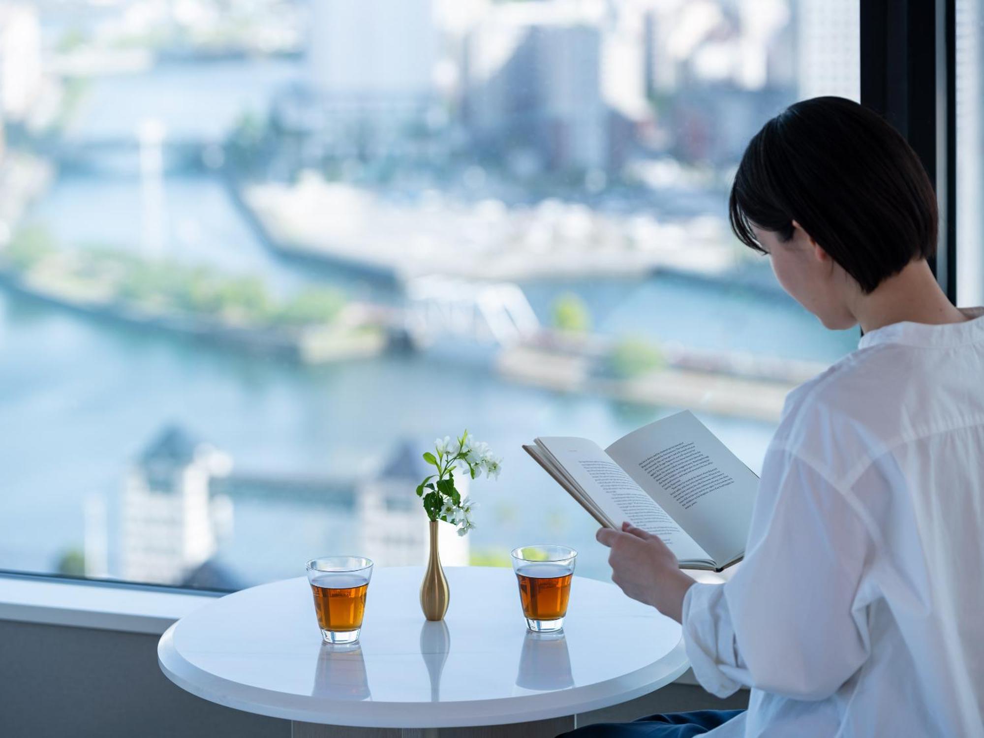 Mitsui Garden Hotel Yokohama Minatomirai Premier ภายนอก รูปภาพ A woman reading a book