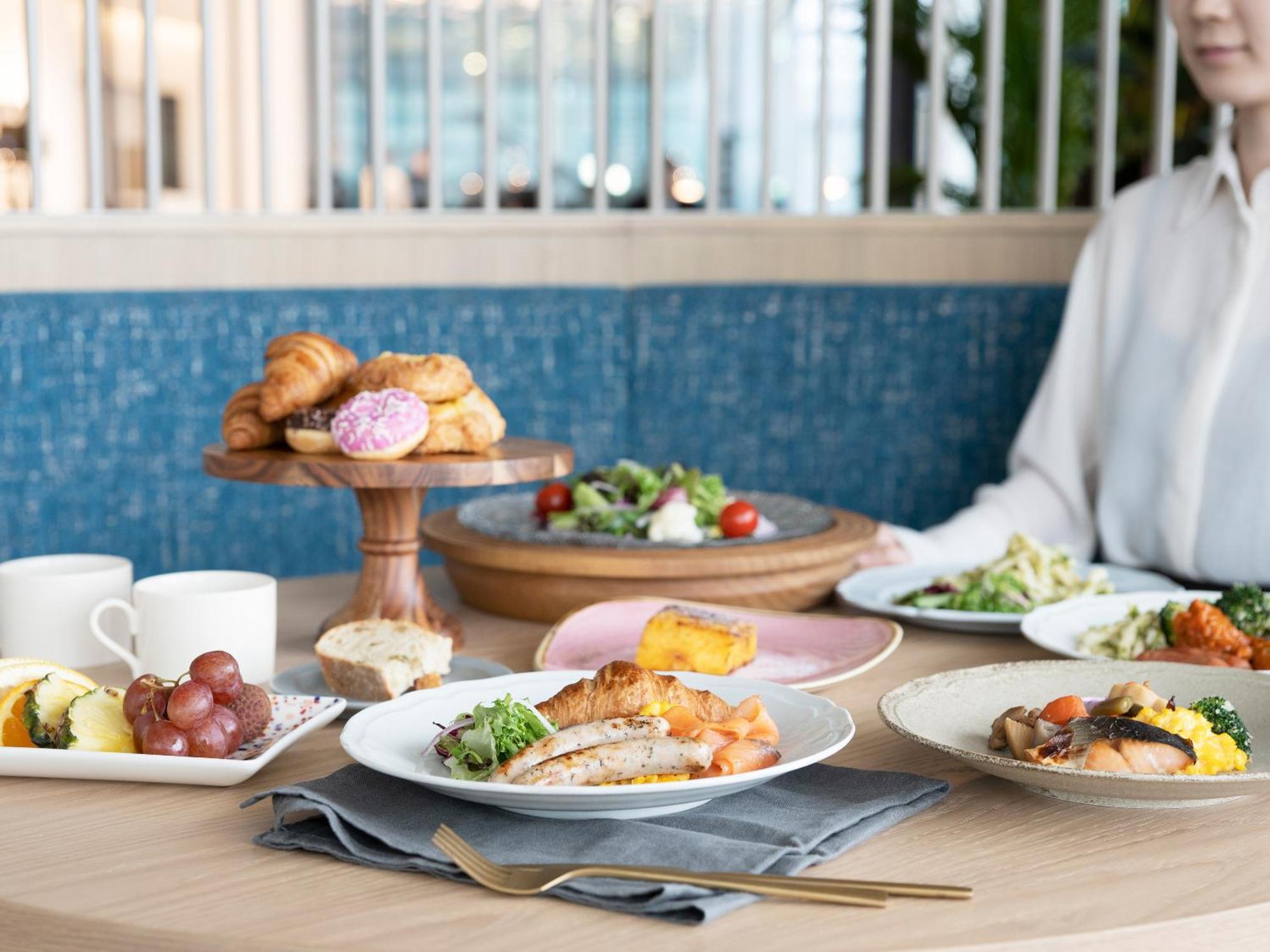 Mitsui Garden Hotel Yokohama Minatomirai Premier ภายนอก รูปภาพ A selection of dishes at the restaurant
